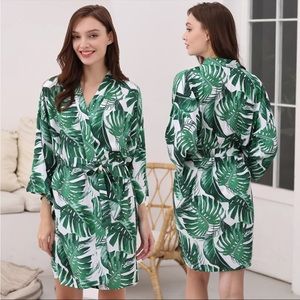 NWOT WOMENS TROPICAL LEAF  ROBE